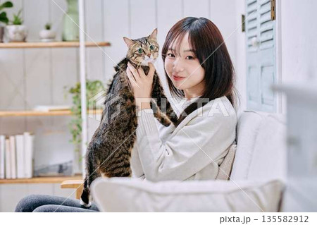 猫を抱っこして微笑む日本人女性 猫を抱っこして微笑む日本人女性 135582912