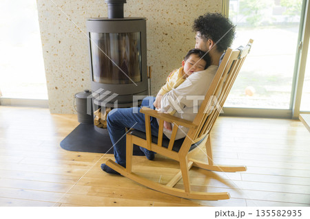 赤ちゃんを抱っこした男性 135582935