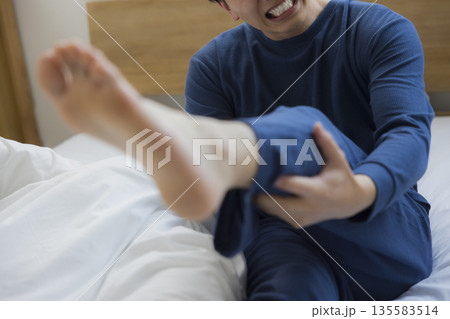 ベッドで眠る男性 ベッドで眠る男性 135583514