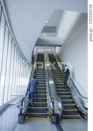 エスカレーターとビジネスマン 　 135583539