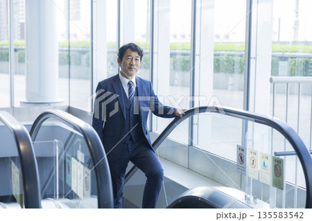 エスカレーターとビジネスマン エスカレーターとビジネスマン 135583542