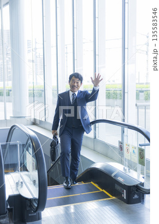 エスカレーターとビジネスマン エスカレーターとビジネスマン 135583546