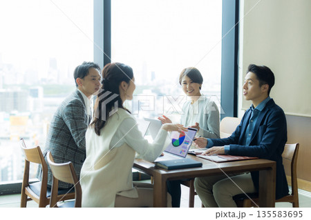 ミーティングをするビジネスマン 135583695