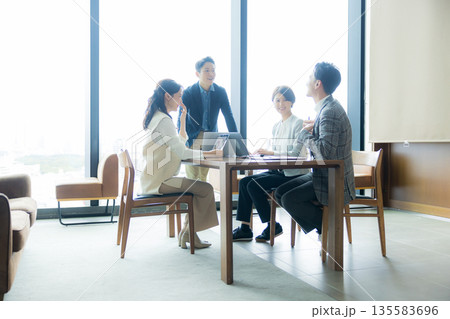ミーティングをするビジネスマン 135583696
