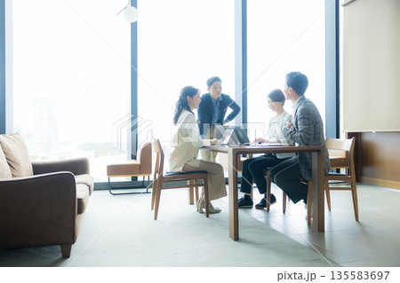 ミーティングをするビジネスマン 135583697