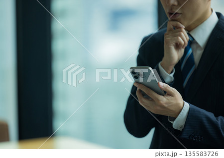 電話をするビジネスマン 135583726