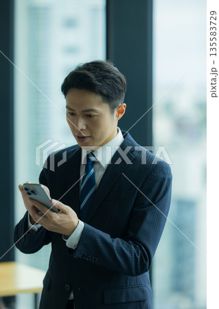 電話をするビジネスマン 135583729