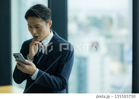 電話をするビジネスマン 電話をするビジネスマン 135583730