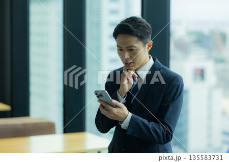 電話をするビジネスマン 135583731
