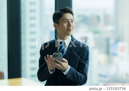 電話をするビジネスマン 135583736