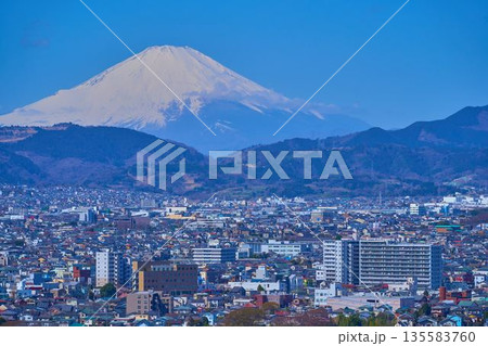 春の神奈川県秦野市寿町,栄町,桜町,本町,曽屋,富士山方面を見る 135583760
