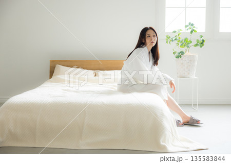 ベットでくつろぐ女性 ベットでくつろぐ女性 135583844