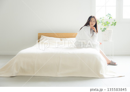 ベットでくつろぐ女性 ベットでくつろぐ女性 135583845