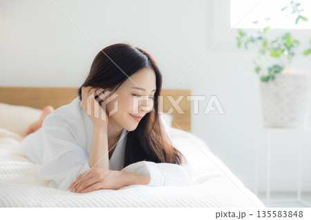 ベットでくつろぐ女性 ベットでくつろぐ女性 135583848