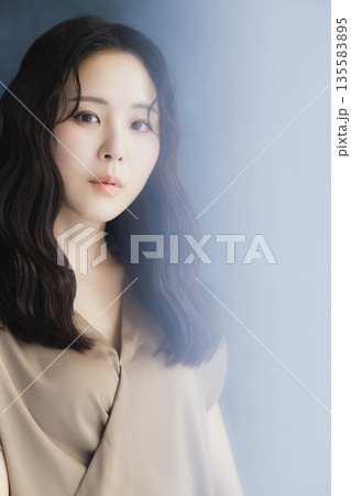 女性のポートレート 135583895