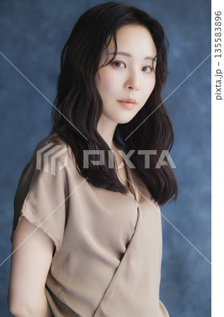 女性のポートレート 女性のポートレート 135583896