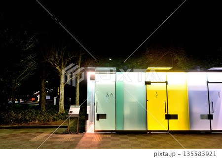 渋谷区　はるのおがわコミュニティパークトイレの夜景 135583921
