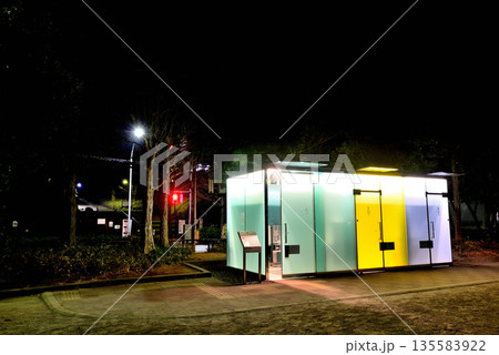 渋谷区 はるのおがわコミュニティパークトイレの夜景 渋谷区 はるのおがわコミュニティパークトイレの夜景 135583922