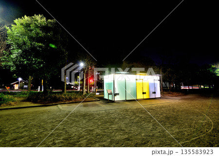渋谷区 はるのおがわコミュニティパークトイレの夜景 渋谷区 はるのおがわコミュニティパークトイレの夜景 135583923