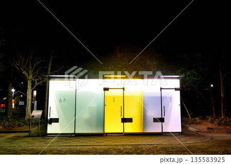 渋谷区 はるのおがわコミュニティパークトイレの夜景 渋谷区 はるのおがわコミュニティパークトイレの夜景 135583925