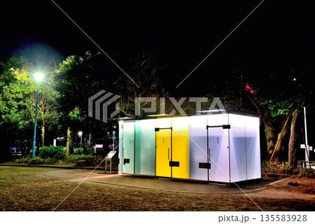渋谷区 はるのおがわコミュニティパークトイレの夜景 渋谷区 はるのおがわコミュニティパークトイレの夜景 135583928