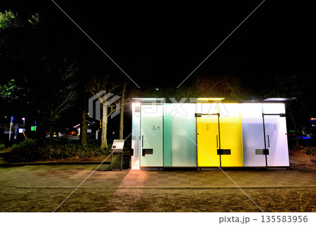 渋谷区　はるのおがわコミュニティパークトイレの夜景 135583956