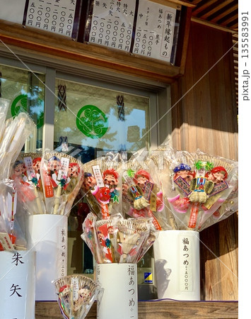 正月縁起物(破魔矢・熊手)が並ぶ授与所の風景〈龍城神社(岡崎城公園)/愛知県岡崎市〉 正月縁起物(破魔矢・熊手)が並ぶ授与所の風景〈龍城神社(岡崎城公園)/愛知県岡崎市〉 135583991