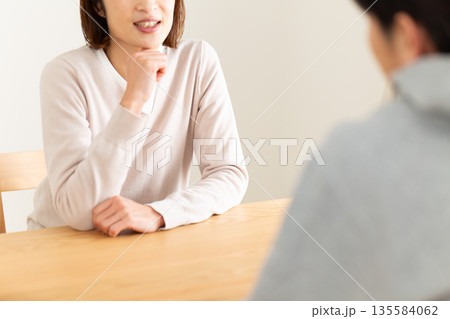 話し合いをするミドル夫婦 135584062