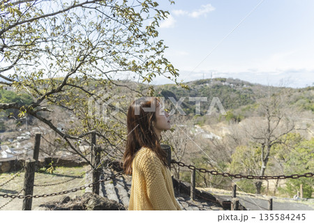 美しい公園で寛ぐ女性 135584245