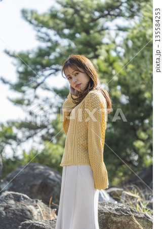 美しい公園で寛ぐ女性 135584253
