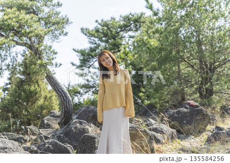 美しい公園で寛ぐ女性 美しい公園で寛ぐ女性 135584256
