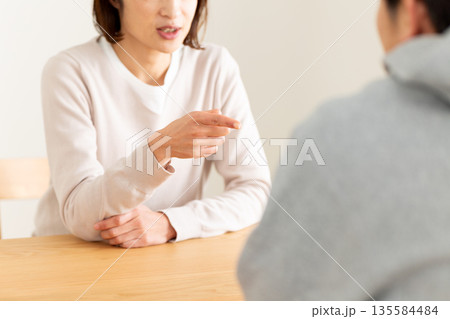 話し合いで揉めるミドル夫婦 135584484