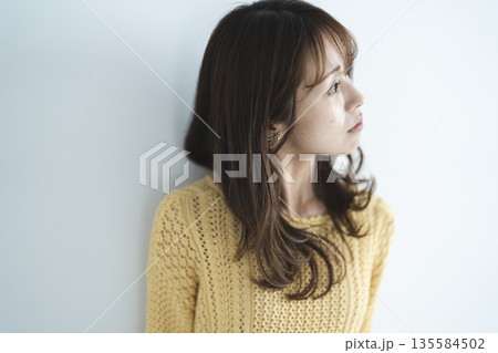 爽やかな笑顔の女性 135584502