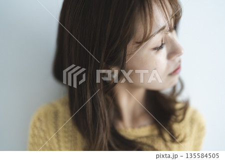 爽やかな笑顔の女性 爽やかな笑顔の女性 135584505