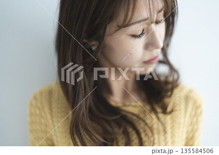 爽やかな笑顔の女性 135584506