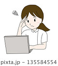 パソコン作業で困っている看護師の医療イラスト 135584554