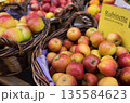 市場で売られていたリンゴ 135584623