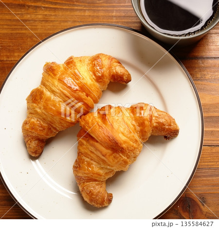 クロワッサンとコーヒー 135584627