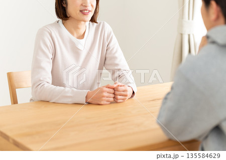 話し合いをするミドル夫婦 話し合いをするミドル夫婦 135584629