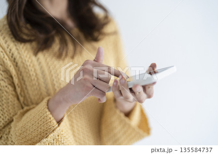 スマートフォンを使う女性 スマートフォンを使う女性 135584737