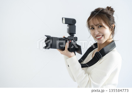 デジタルカメラを持つ女性 135584773