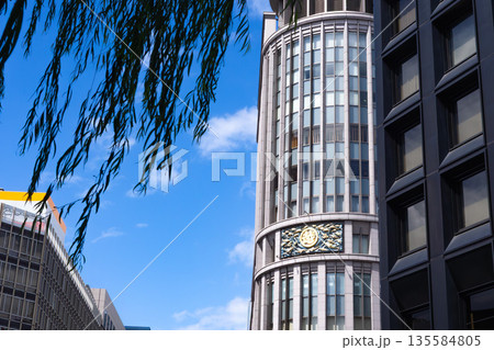 柳の向こうの日本橋三越 135584805