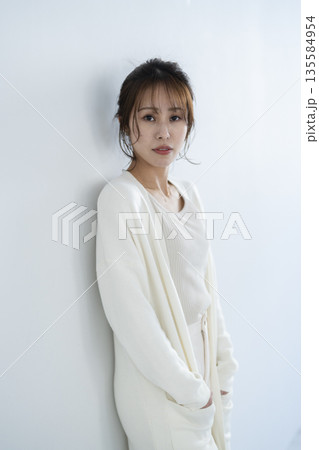 若い女性のポートレート 135584954