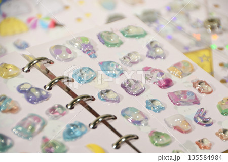 たくさんのシールが貼られたシール帳 135584984