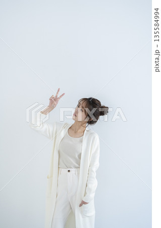 ピースサインをする女性 ピースサインをする女性 135584994