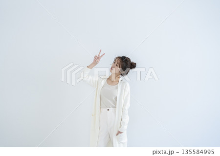 ピースサインをする女性 ピースサインをする女性 135584995