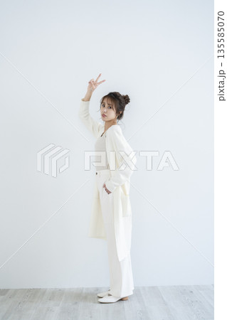 ピースする女性 ピースする女性 135585070