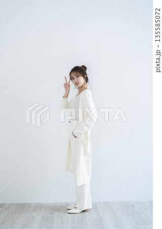 ピースする女性 135585072