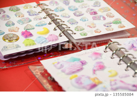 たくさんのシールが貼られたシール帳 たくさんのシールが貼られたシール帳 135585084