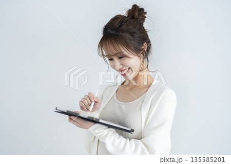 タブレットを操作する女性 135585201